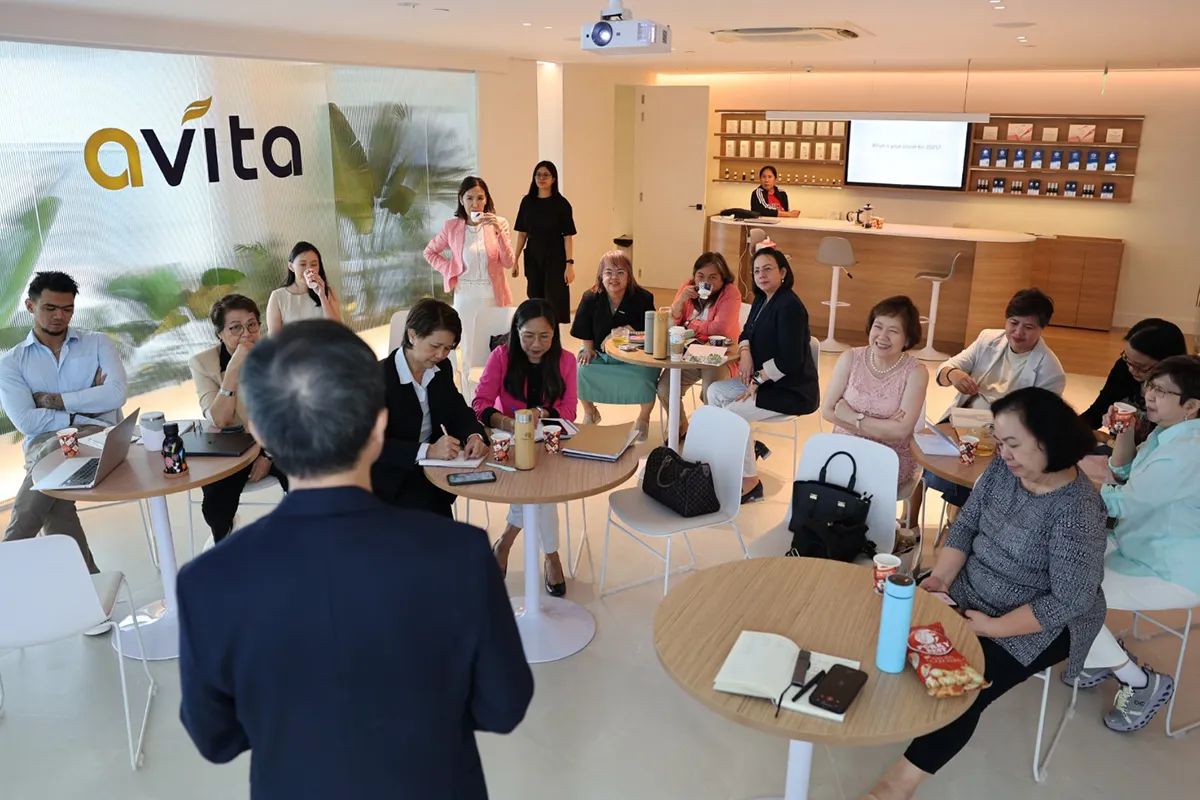 Leader presenting to a group of distributors